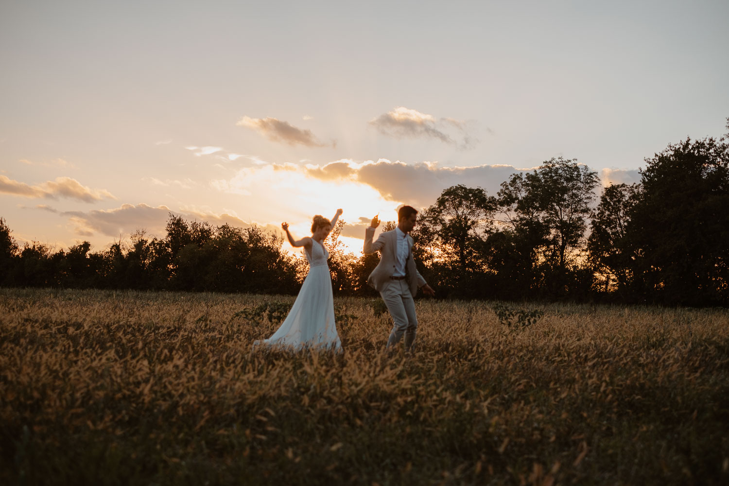 Photo de couple de jeunes mariés lors d’un coucher de soleil en septembre