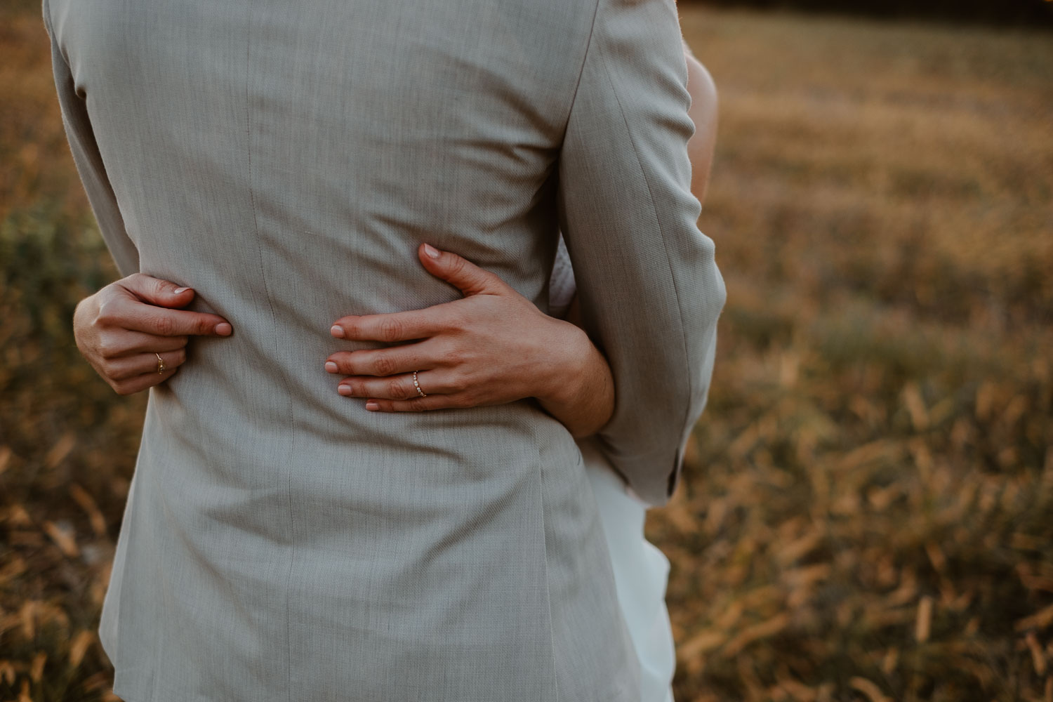 Photo de couple lors d’une soirée de mariage en septembre