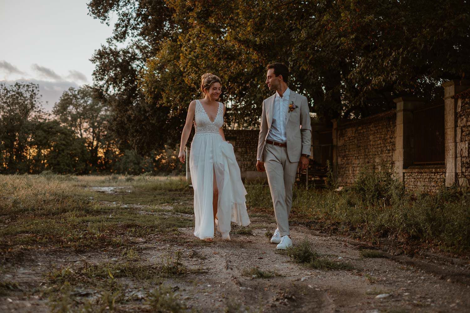 Photo de couple de jeunes mariés lors d’un coucher de soleil en septembre