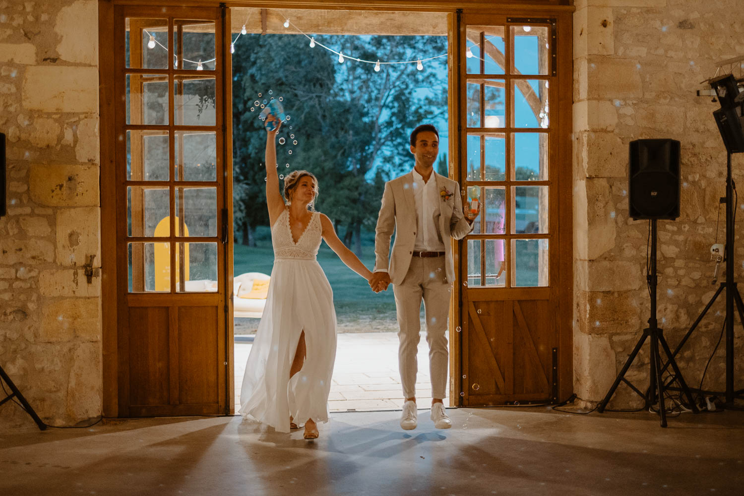 Entrée des jeunes mariés en salle au Château de Théon en Charente Maritime