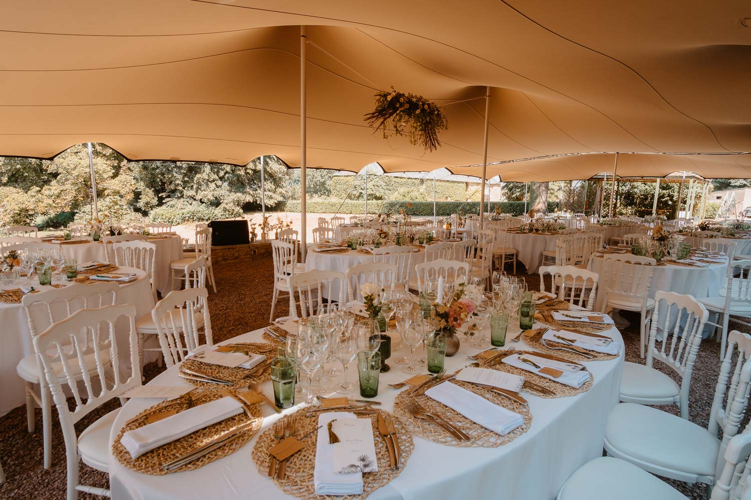Table en extérieur sous tente berbère mariage Franco-marocain Nantes