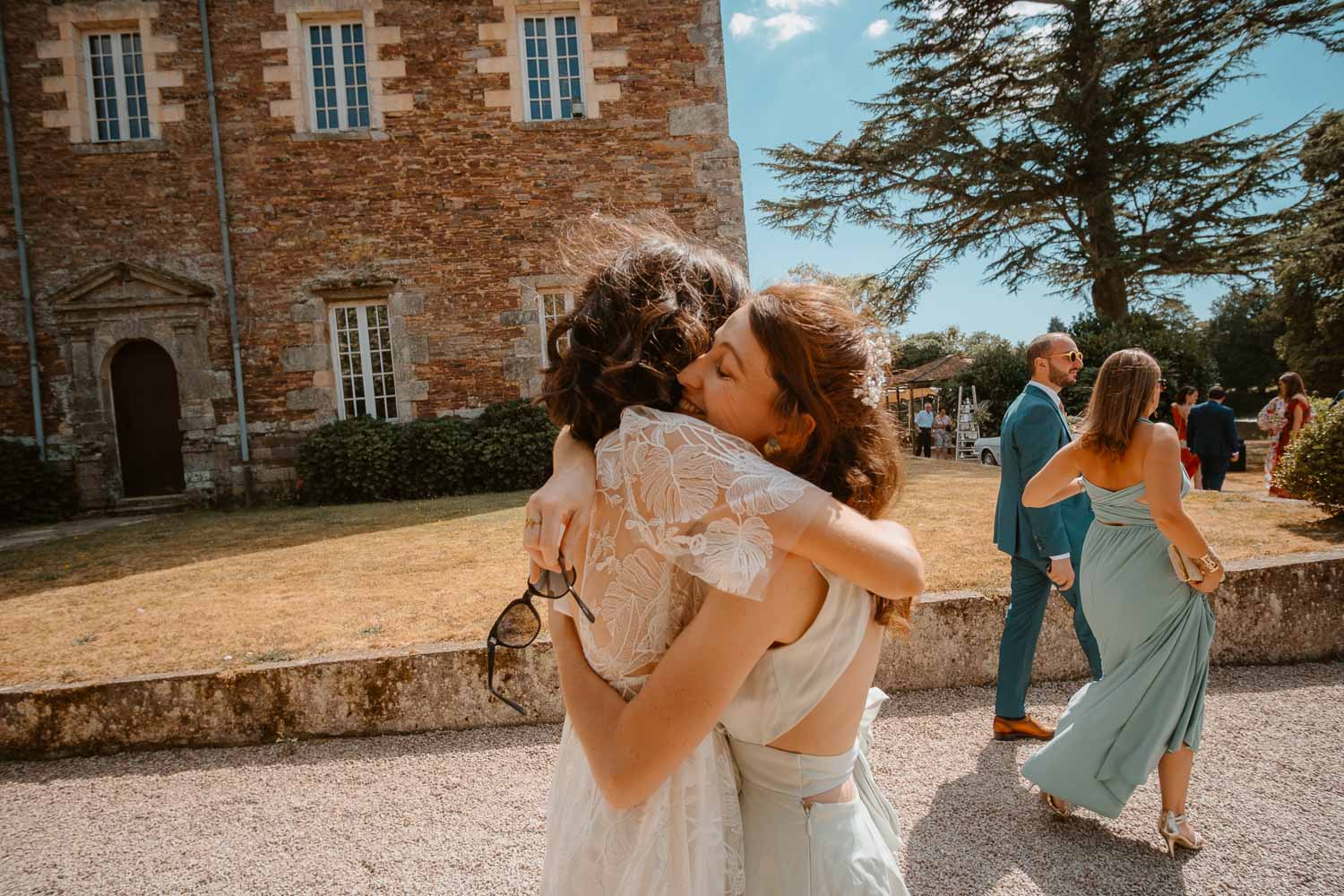 Embrassades après une cérémonie laïque d’un mariage franco-marocain
