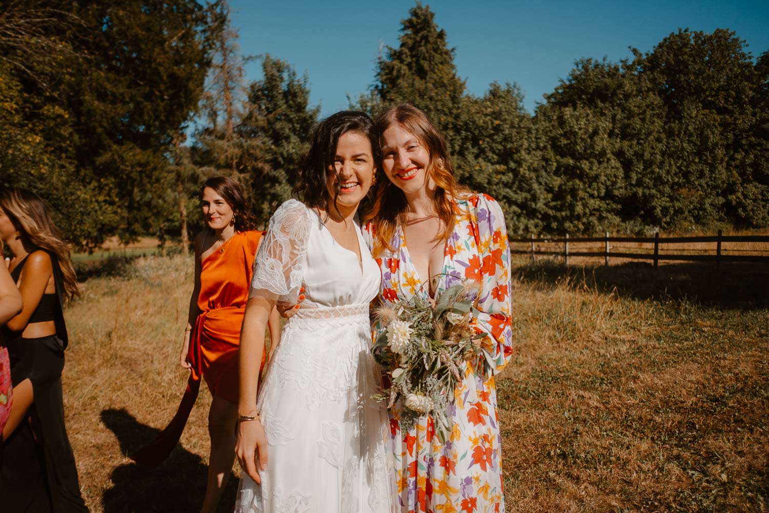 Lancer de bouquet de la mariée sur un mariage d'été