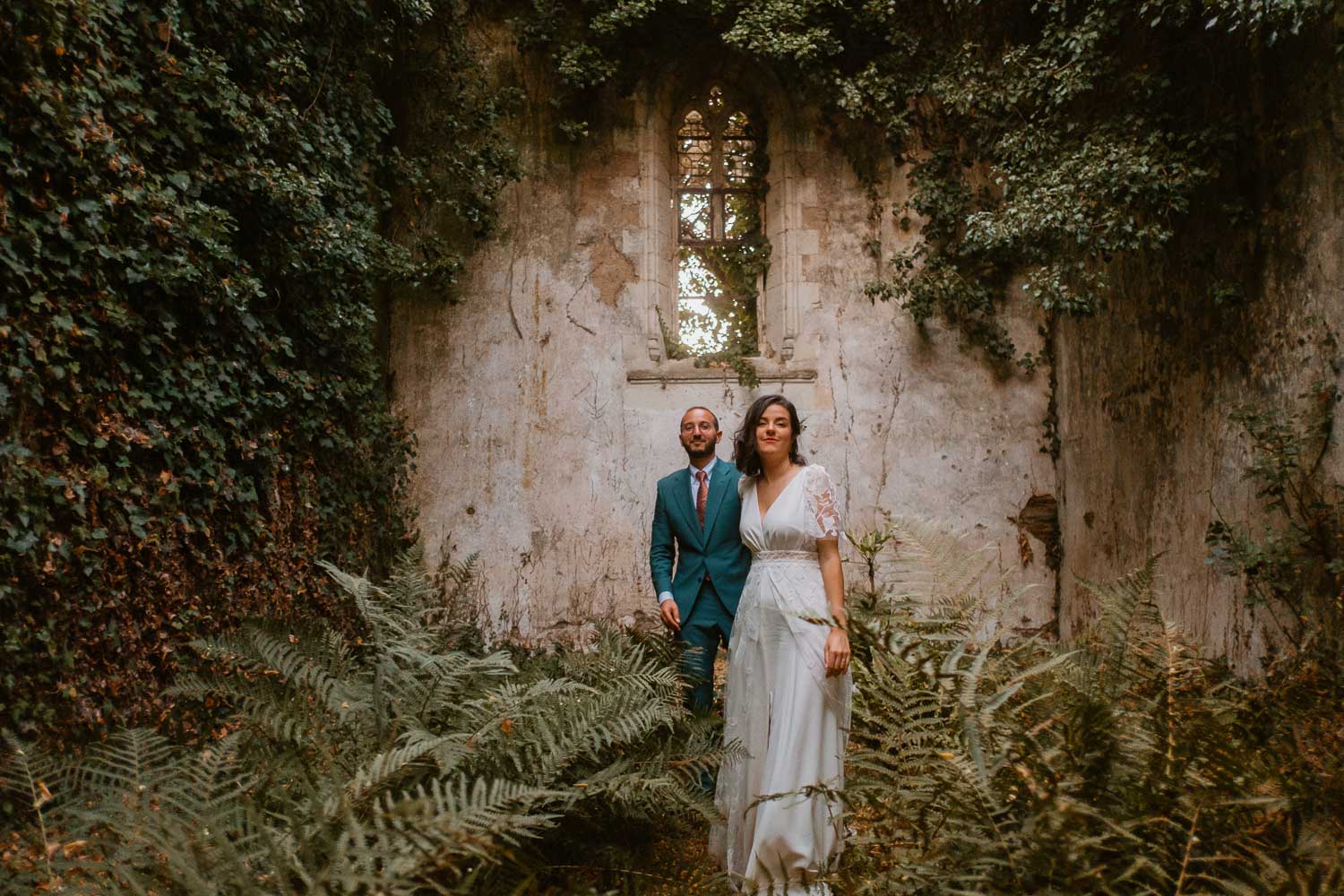 Photographies de couple au sein d’une ancienne chapelle au chateau du pordor à Avessac