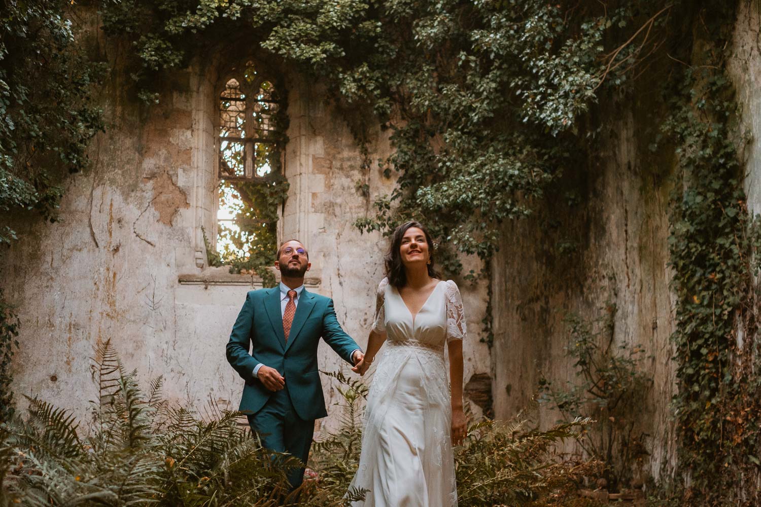 Photographies de couple au sein d’une ancienne chapelle au chateau du pordor à Avessac