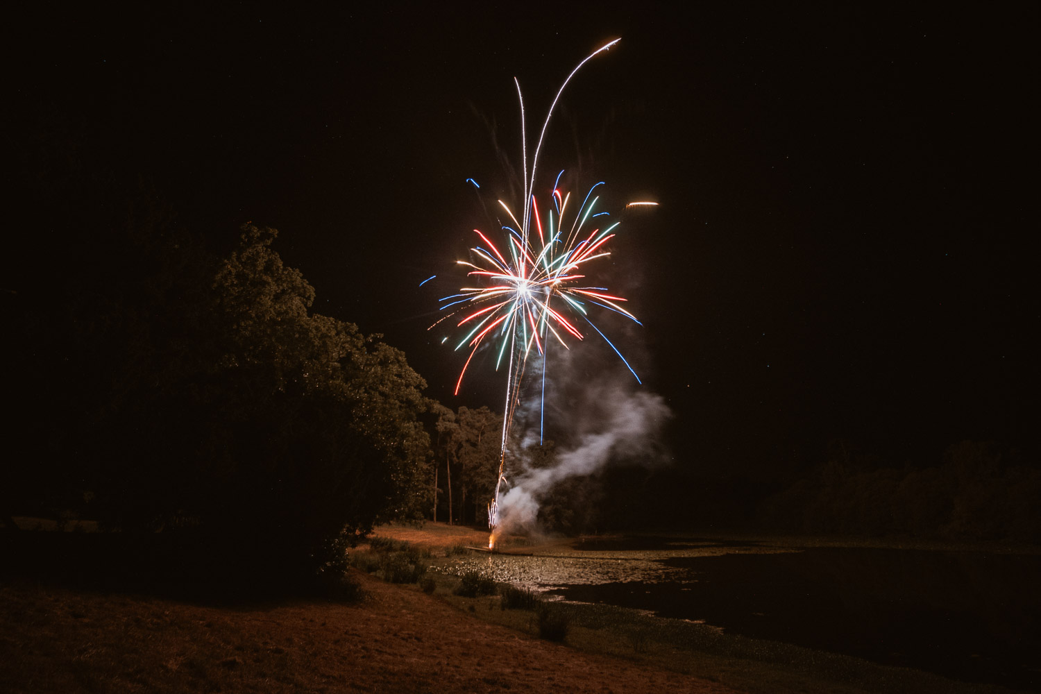 Feu d’artifice sur un mariage franco-marocain au chateau du Pordor à Avessac