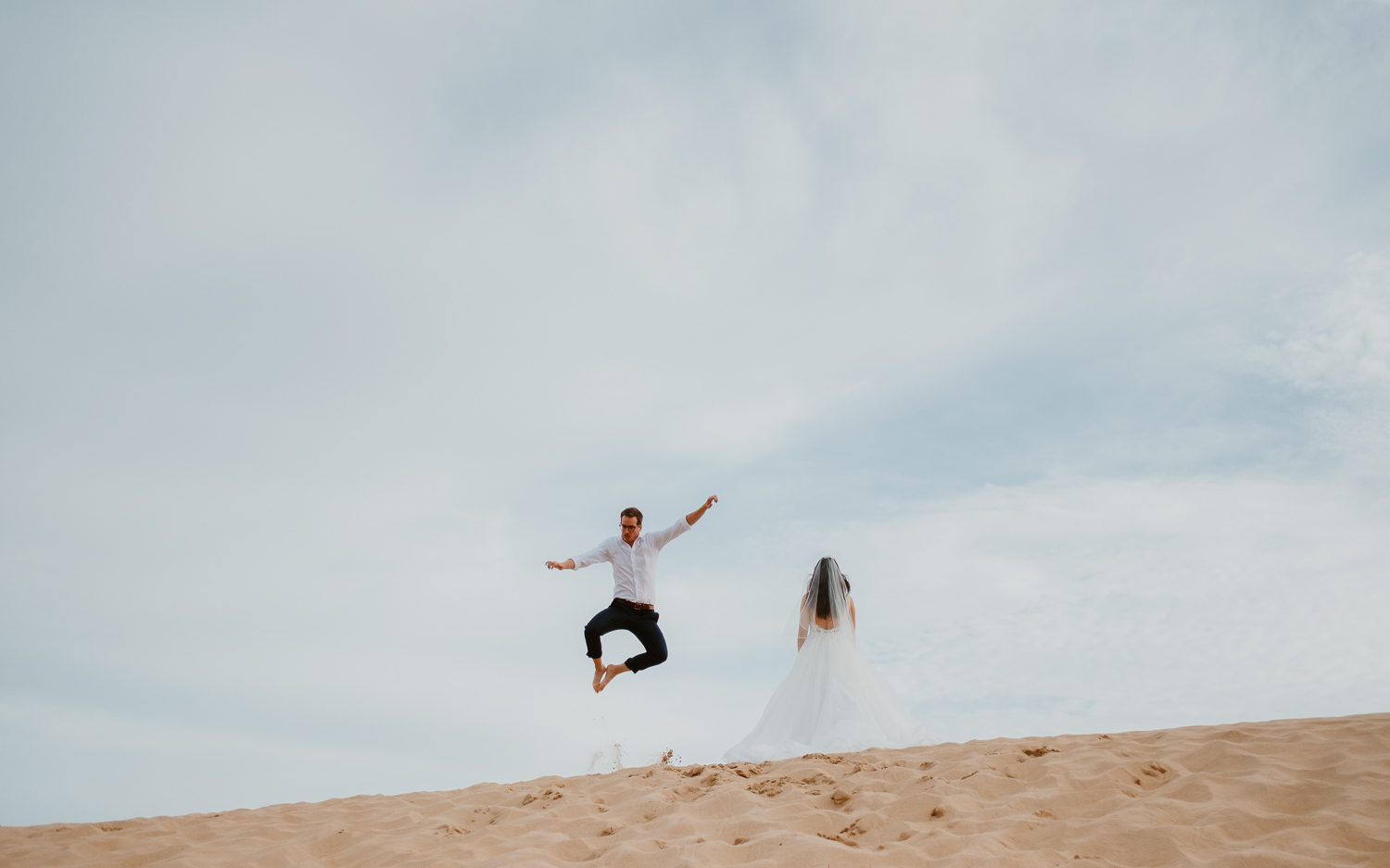 Photographie fun de couple effectuée après mariage