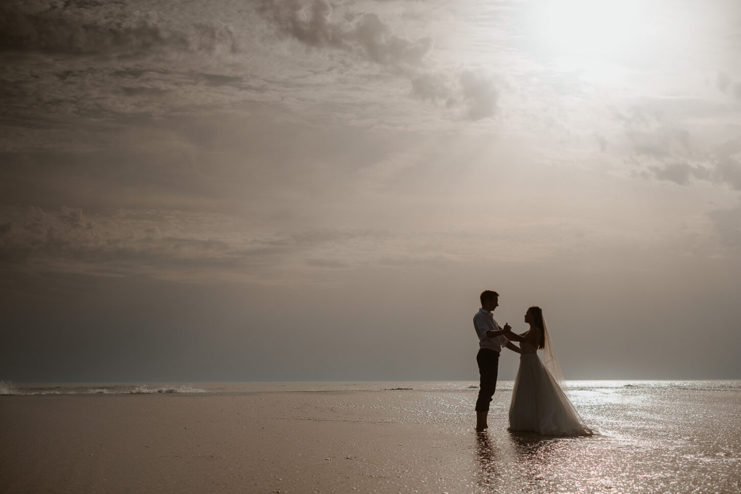 Photographie contemporaine de couple effectuée après mariage