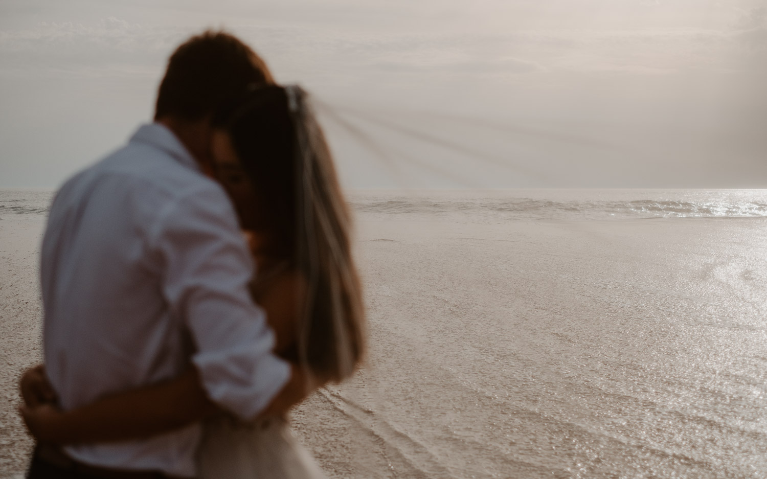 Photographie contemporaine de couple effectuée après mariage
