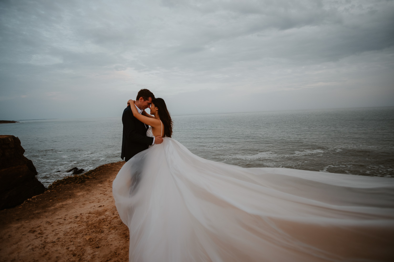 Photographie contemporaine de couple effectuée après mariage