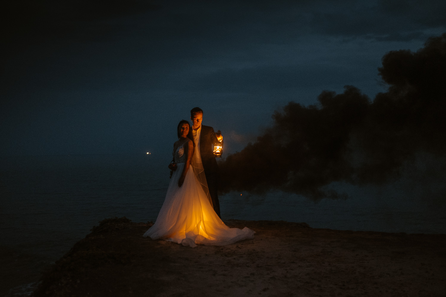 Photographie contemporaine de couple effectuée après mariage