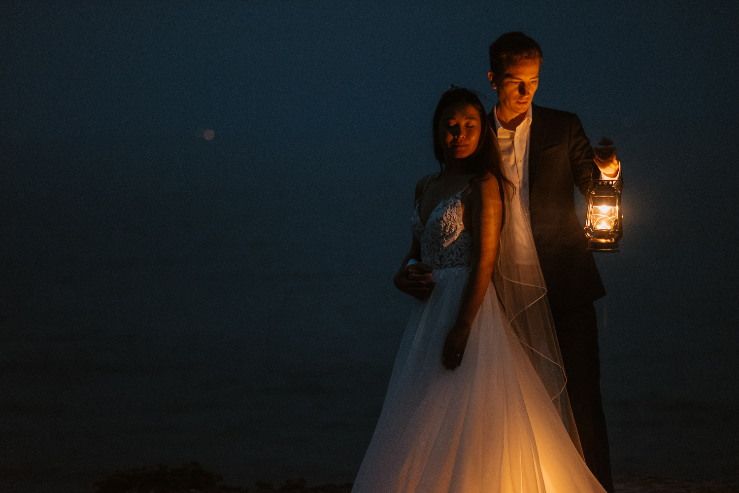 Photographie contemporaine de couple effectuée après mariage
