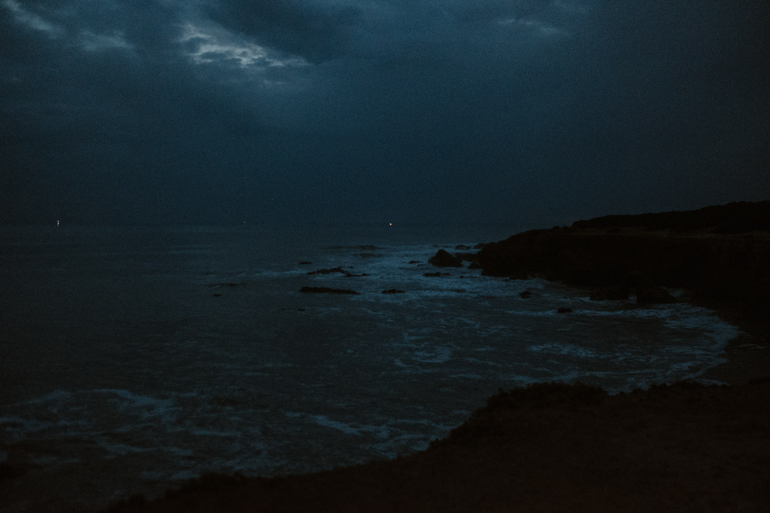 Décor nocturne de bord de mer d’une séance couple après mariage