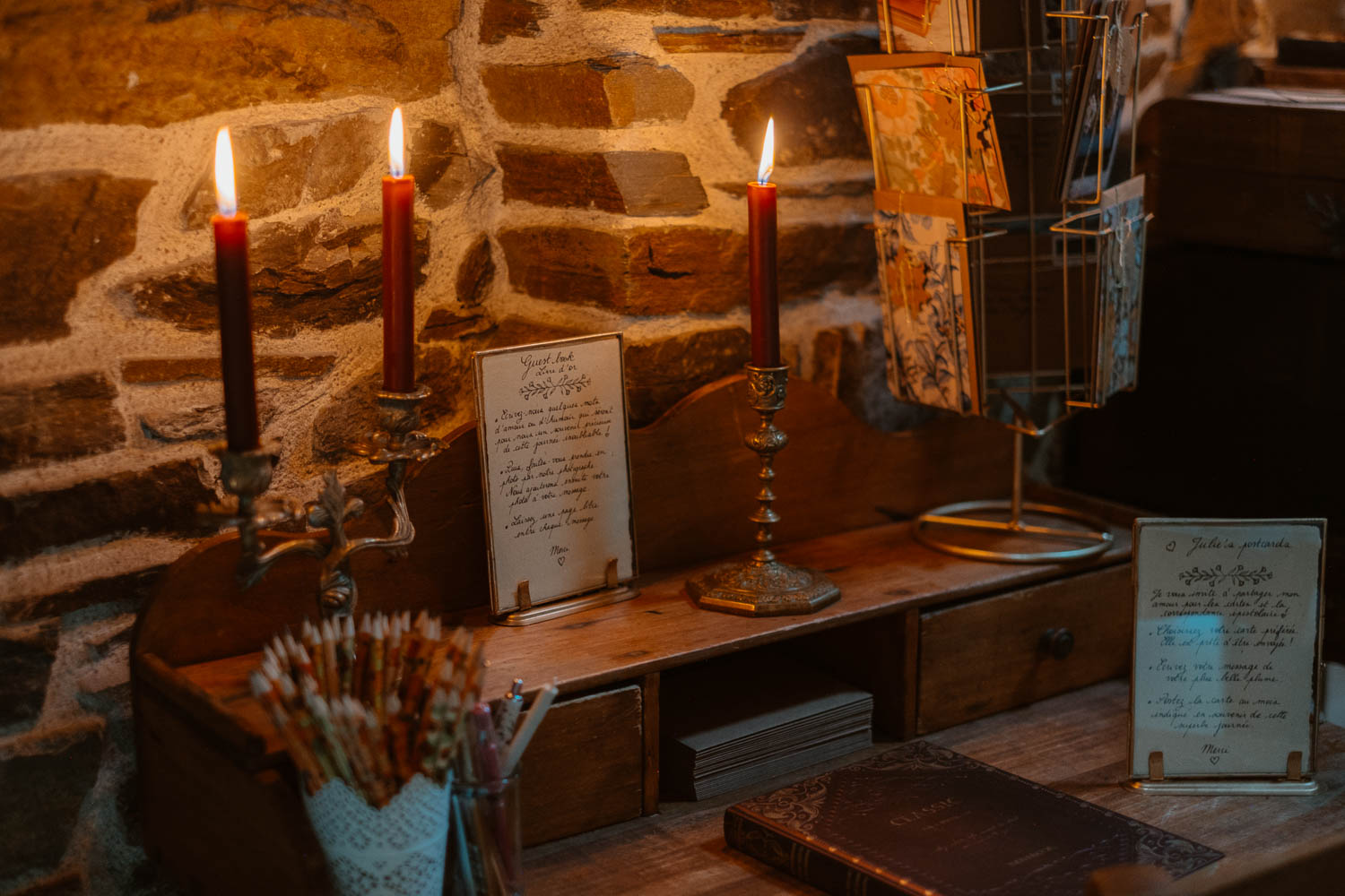 Ambiance cosy sur un mariage d’automne avec fleurs d’automne bois et bougies