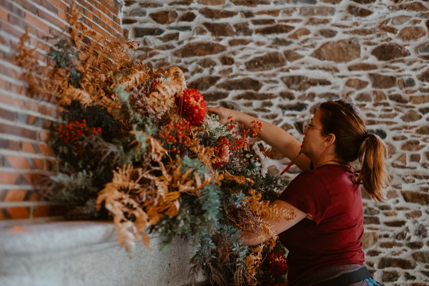Ambiance cosy sur un mariage d’automne avec fleurs d’automne bois et bougies