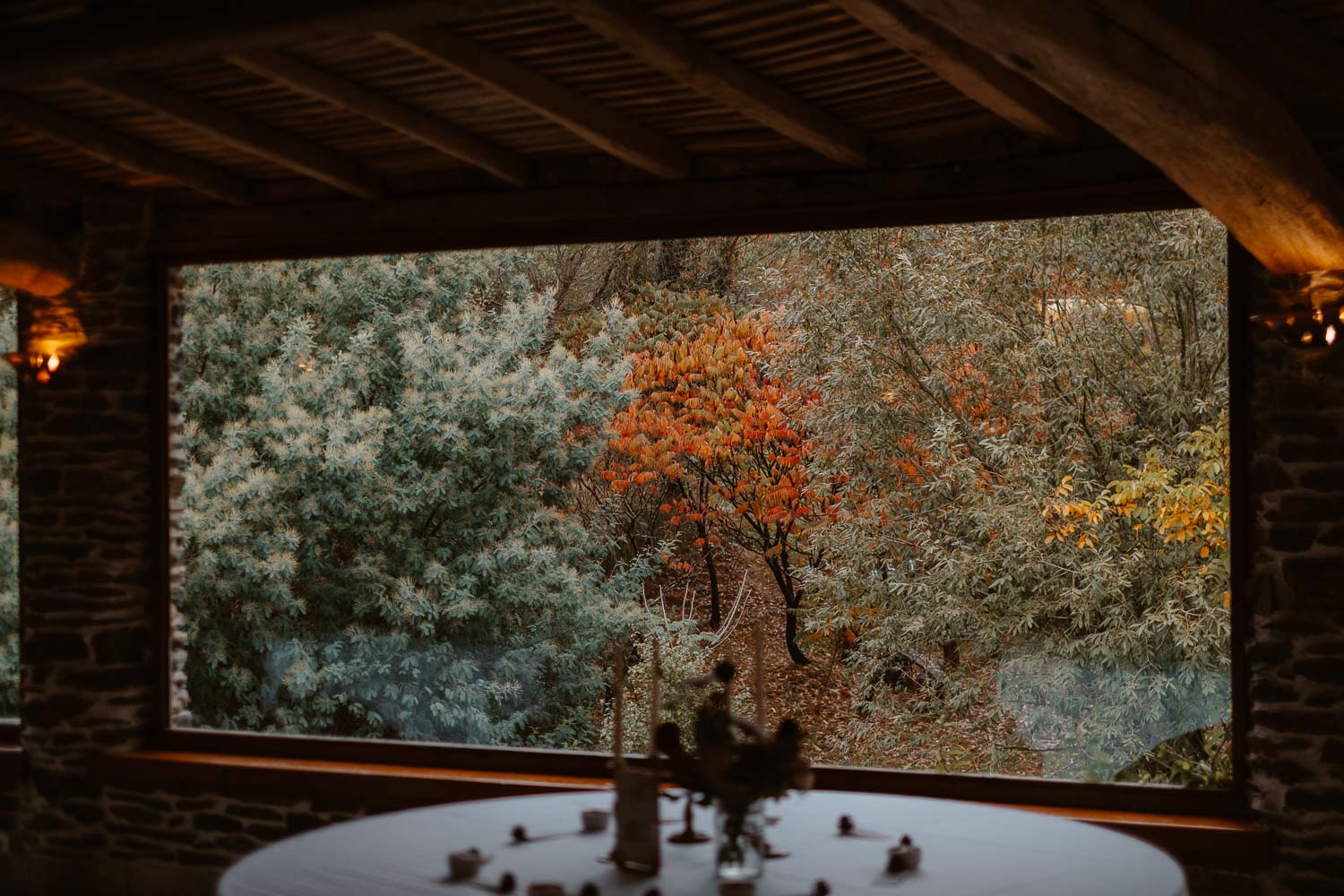 Ambiance cosy sur un mariage d’automne avec fleurs d’automne bois et bougies