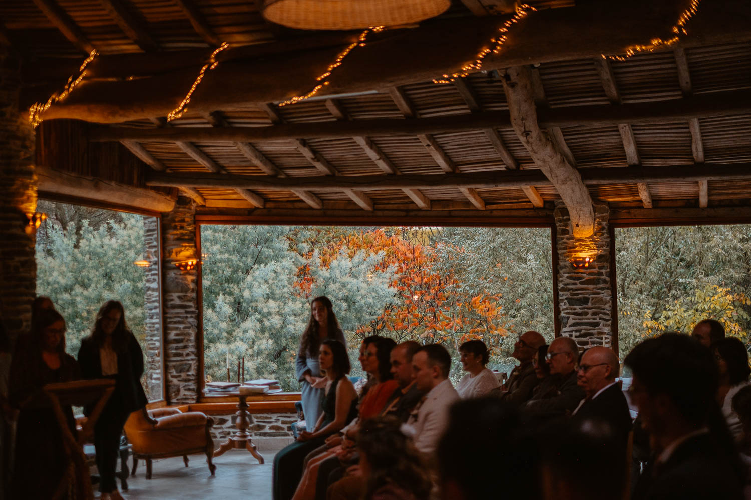 Cérémonie laïque en intérieur sur un mariage automnal près de Nantes