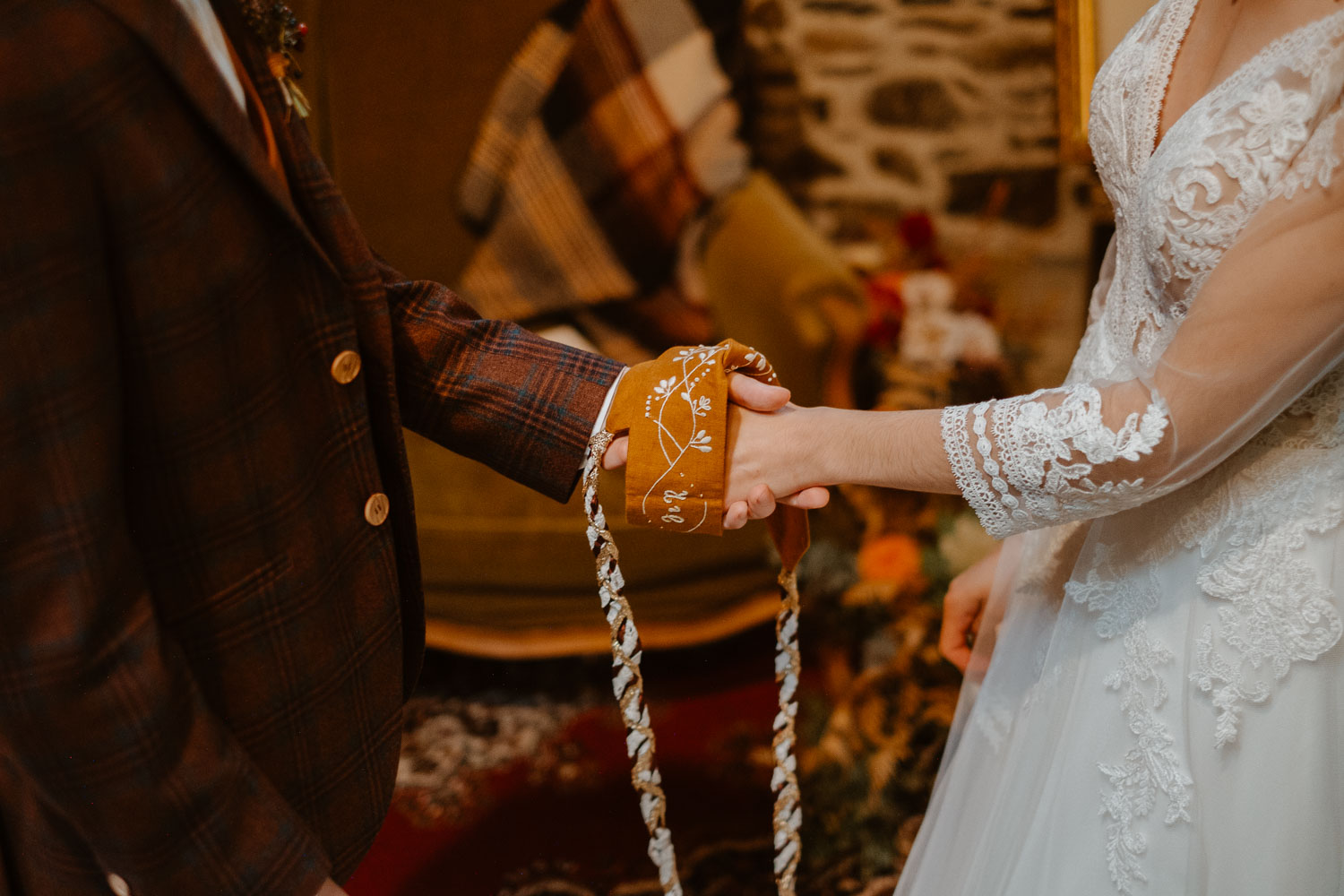 Cérémonie laïque en intérieur sur un mariage automnal près de Nantes