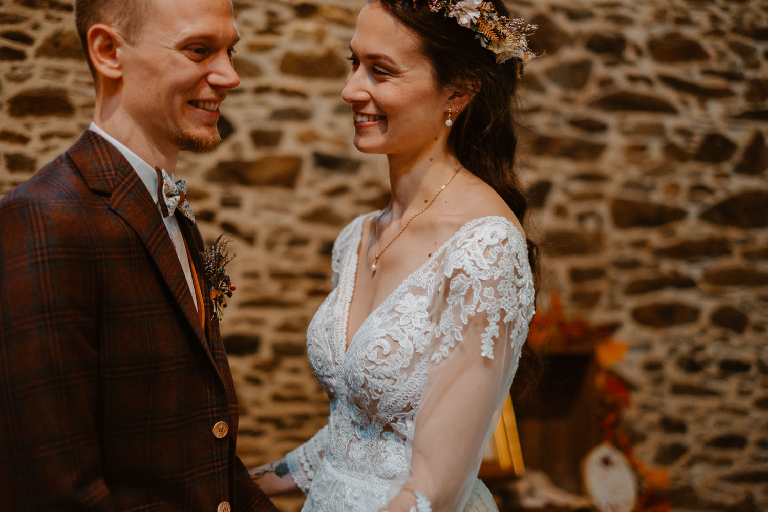 Cérémonie laïque en intérieur sur un mariage automnal près de Nantes