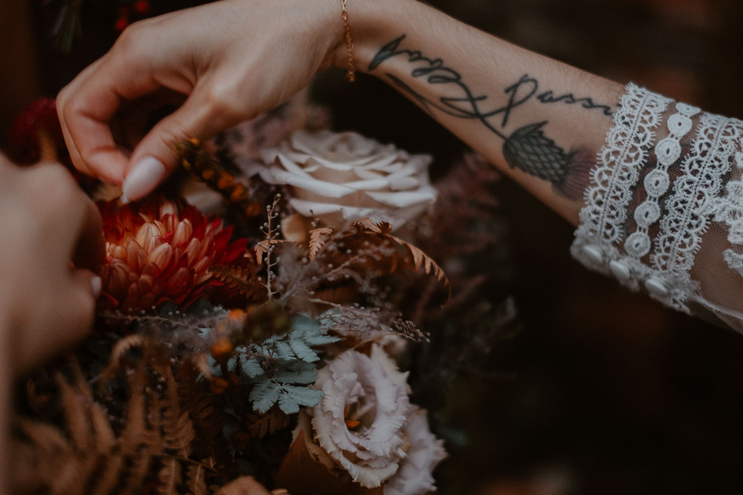 Photographies magiques et romantiques d’un couple de jeunes mariés la nuit tombée en automne