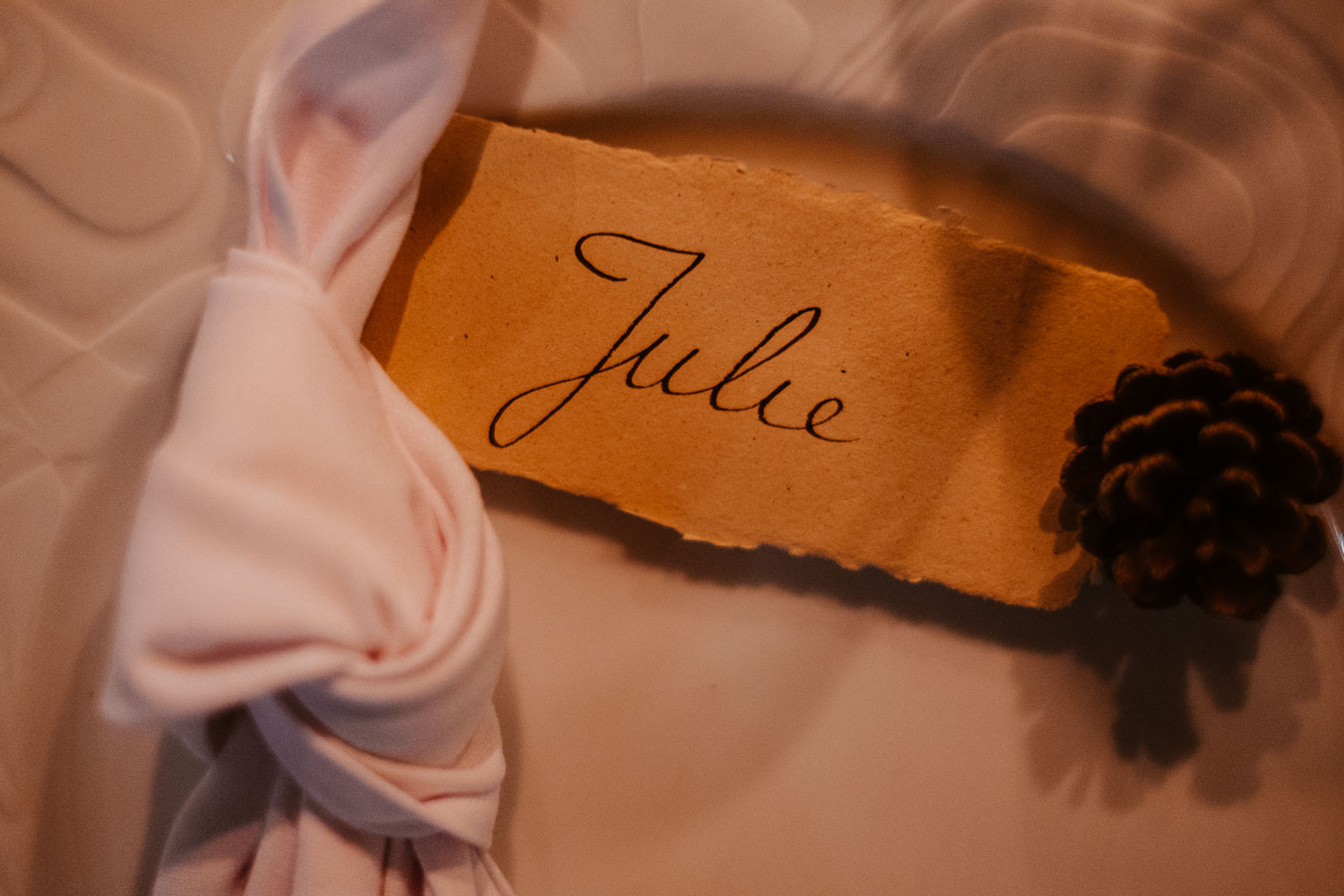 Photographie des tables d'un mariage en automne à la tombée de la nuit à la lumière des bougies
