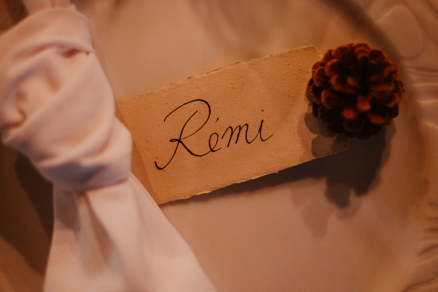 Photographie des tables d'un mariage en automne à la tombée de la nuit à la lumière des bougies