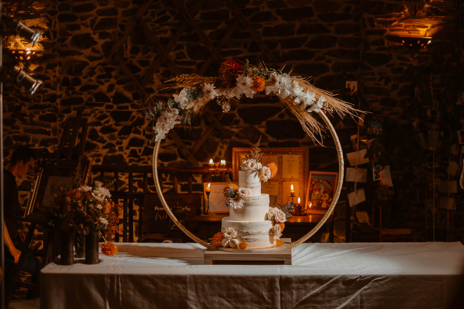 Photographie d’un magnifique gâteau ou cake sur un mariage d’automne