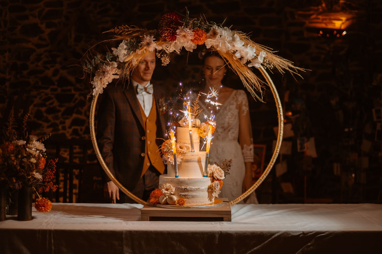 Photographie d’une magnifique pièce montée sur un mariage d’automne