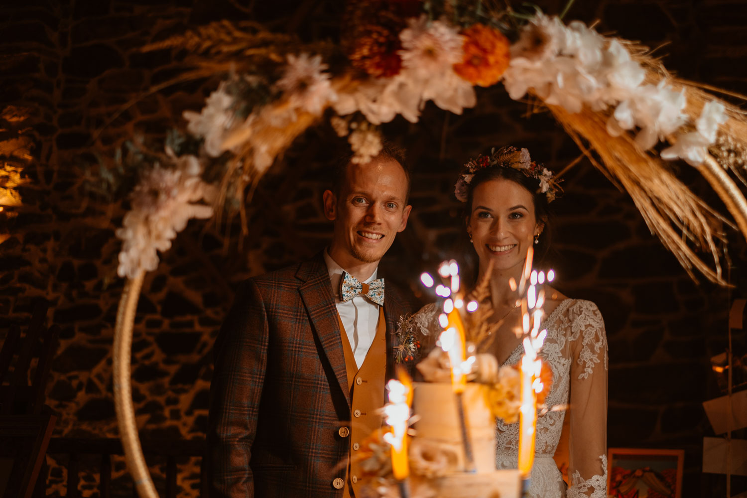 Photographie d’une magnifique pièce montée sur un mariage d’automne