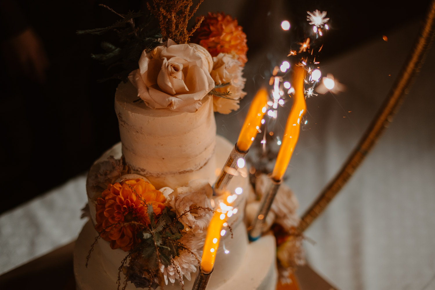Photographie d’un magnifique gâteau ou cake sur un mariage d’automne