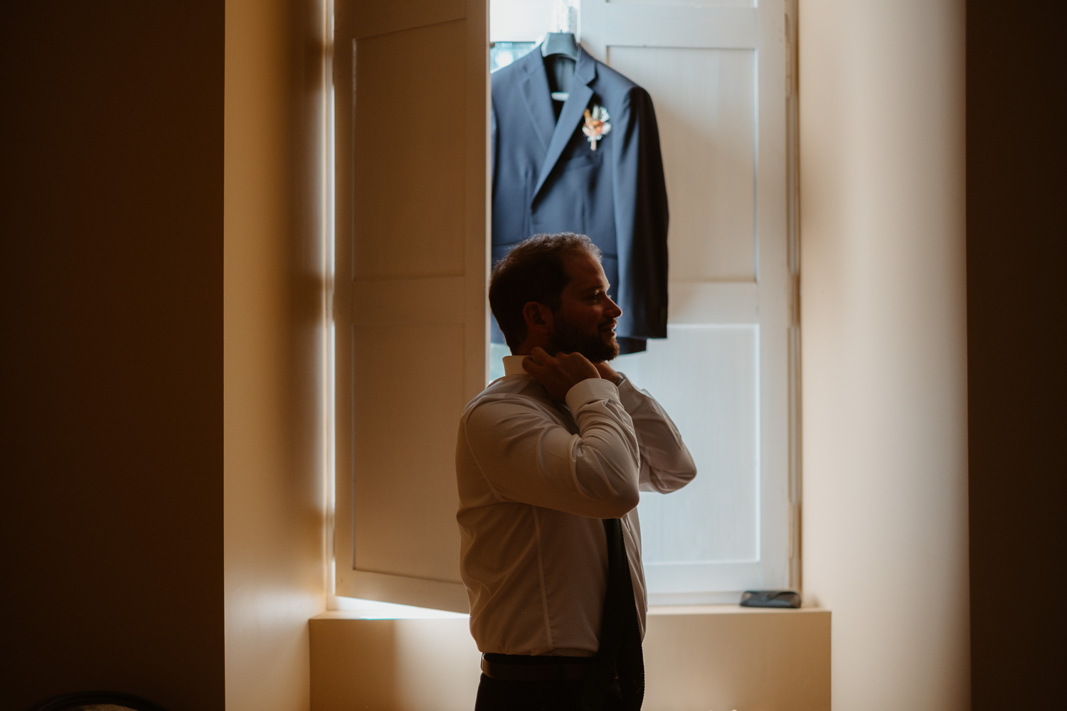 reportage photo préparatifs costume marié Nantes — Domaine de la Mazure Chapelle Basse Mer