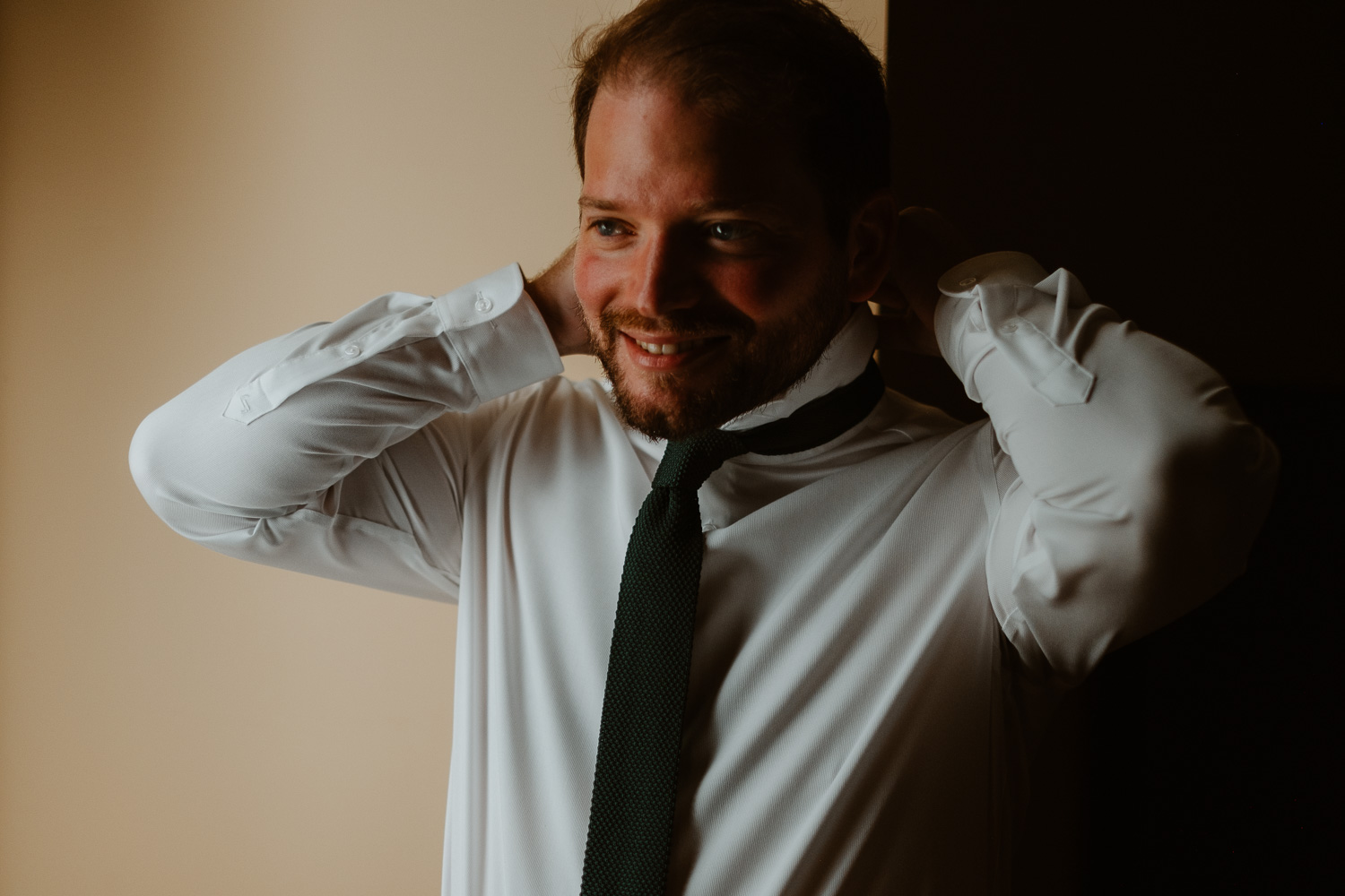 reportage photo préparatifs costume marié Nantes — Domaine de la Mazure Chapelle Basse Mer