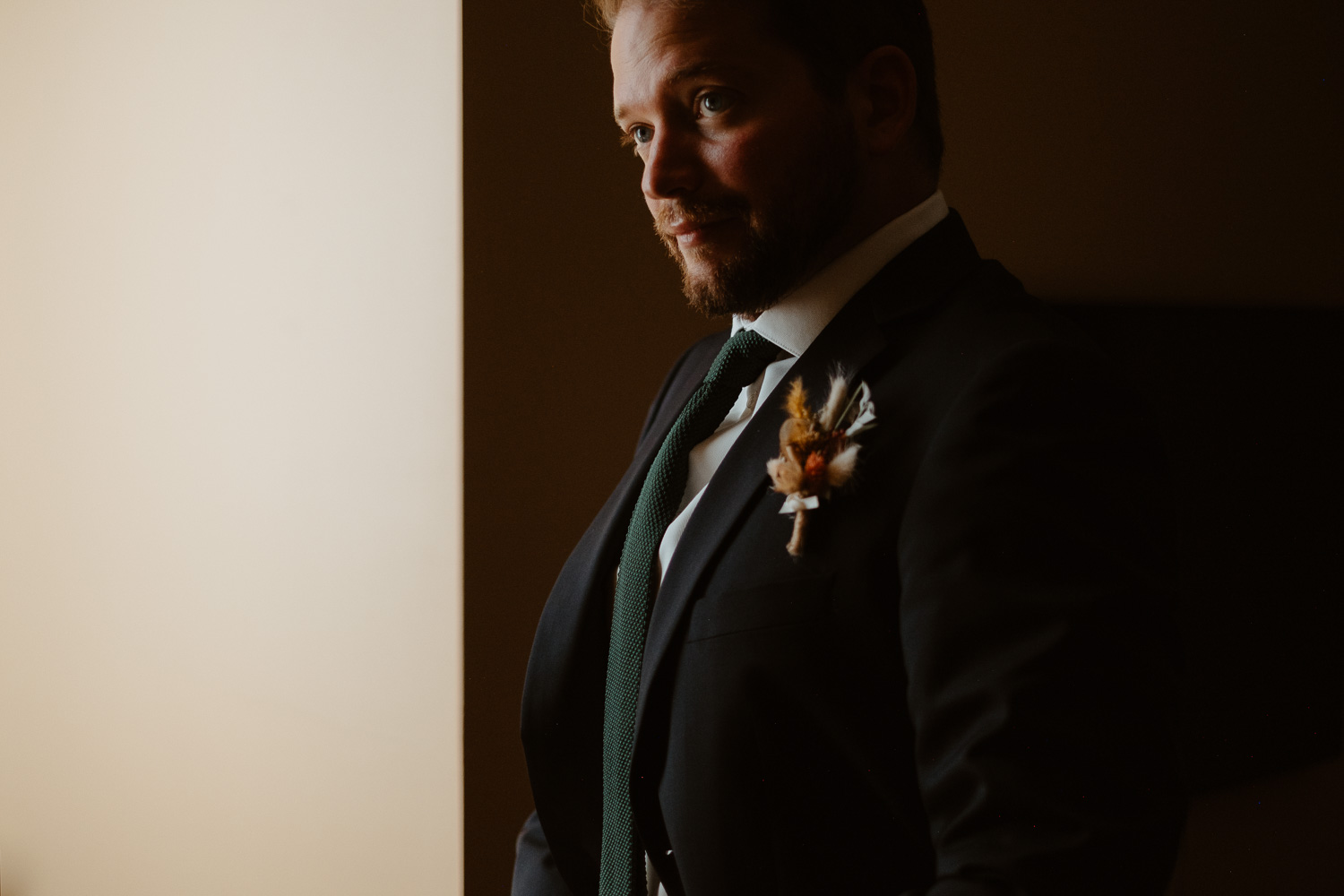 reportage photo préparatifs costume marié Nantes — Domaine de la Mazure Chapelle Basse Mer