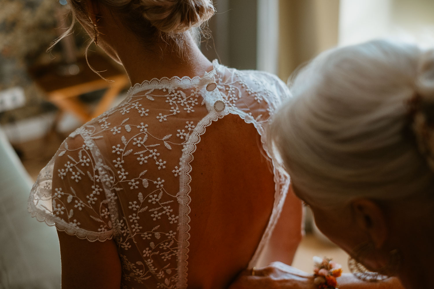 reportage photo préparatifs robe mariée Nantes — Domaine de la Mazure Chapelle Basse Mer