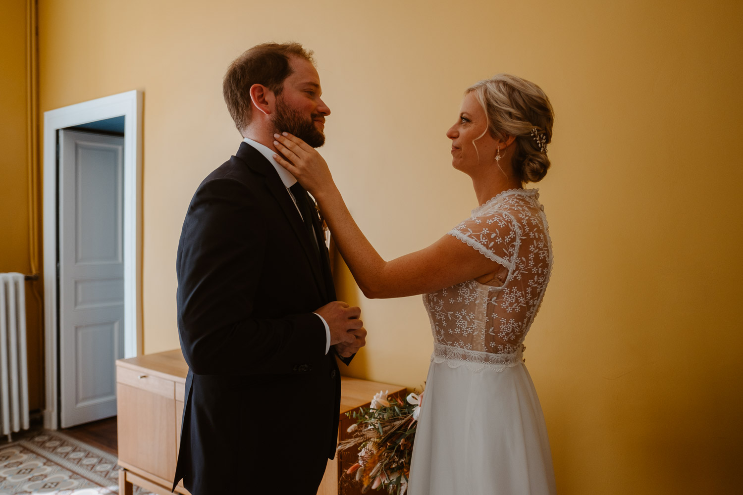 photo first look découverte mariés — Domaine de la Mazure Chapelle Basse Mer