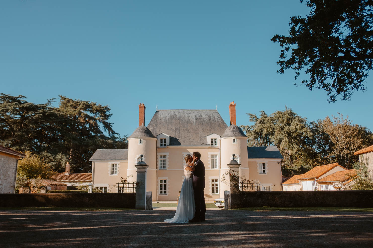 séance photo couple jeunes mariés — Domaine de la Mazure Chapelle Basse Mer