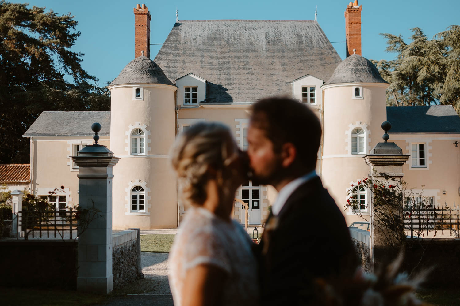séance photo couple jeunes mariés — Domaine de la Mazure Chapelle Basse Mer