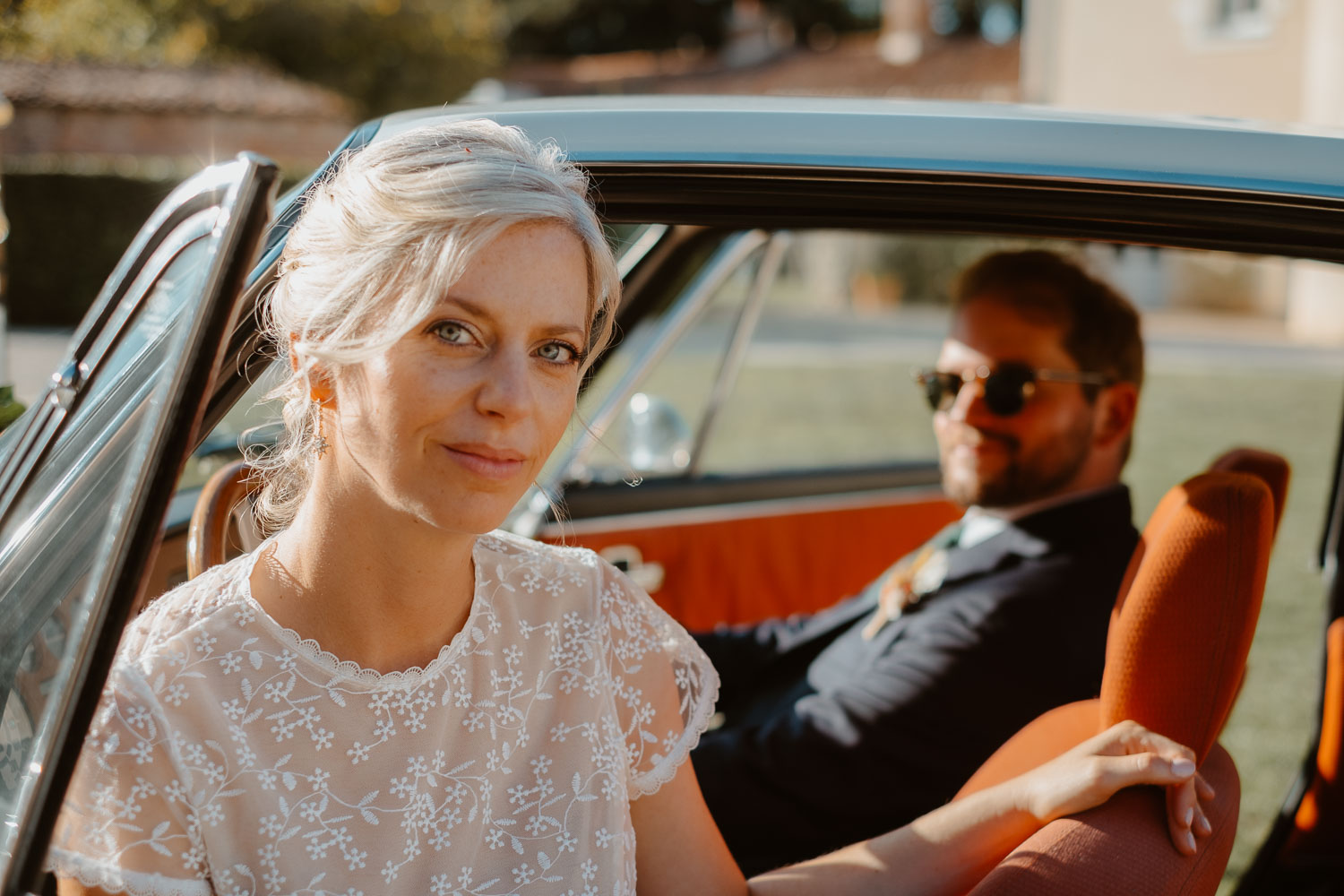 photo couple jeunes mariés voiture collection ancienne — Domaine de la Mazure Chapelle Basse Mer