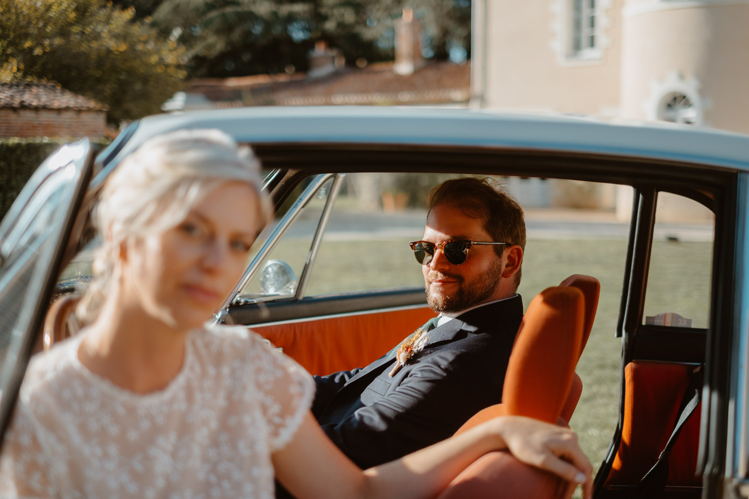 photo couple jeunes mariés voiture collection ancienne — Domaine de la Mazure Chapelle Basse Mer
