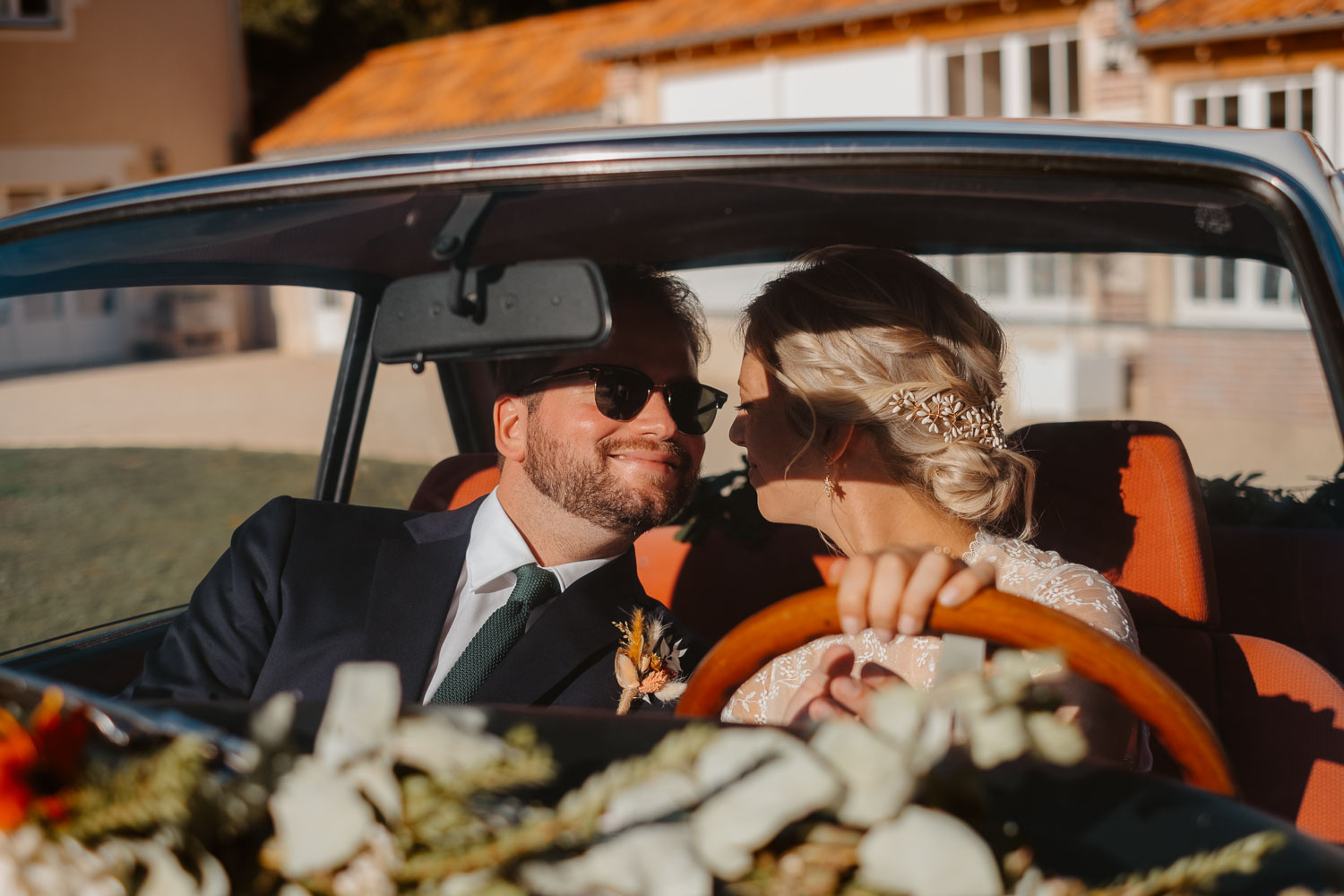 photo couple jeunes mariés voiture collection ancienne — Domaine de la Mazure Chapelle Basse Mer