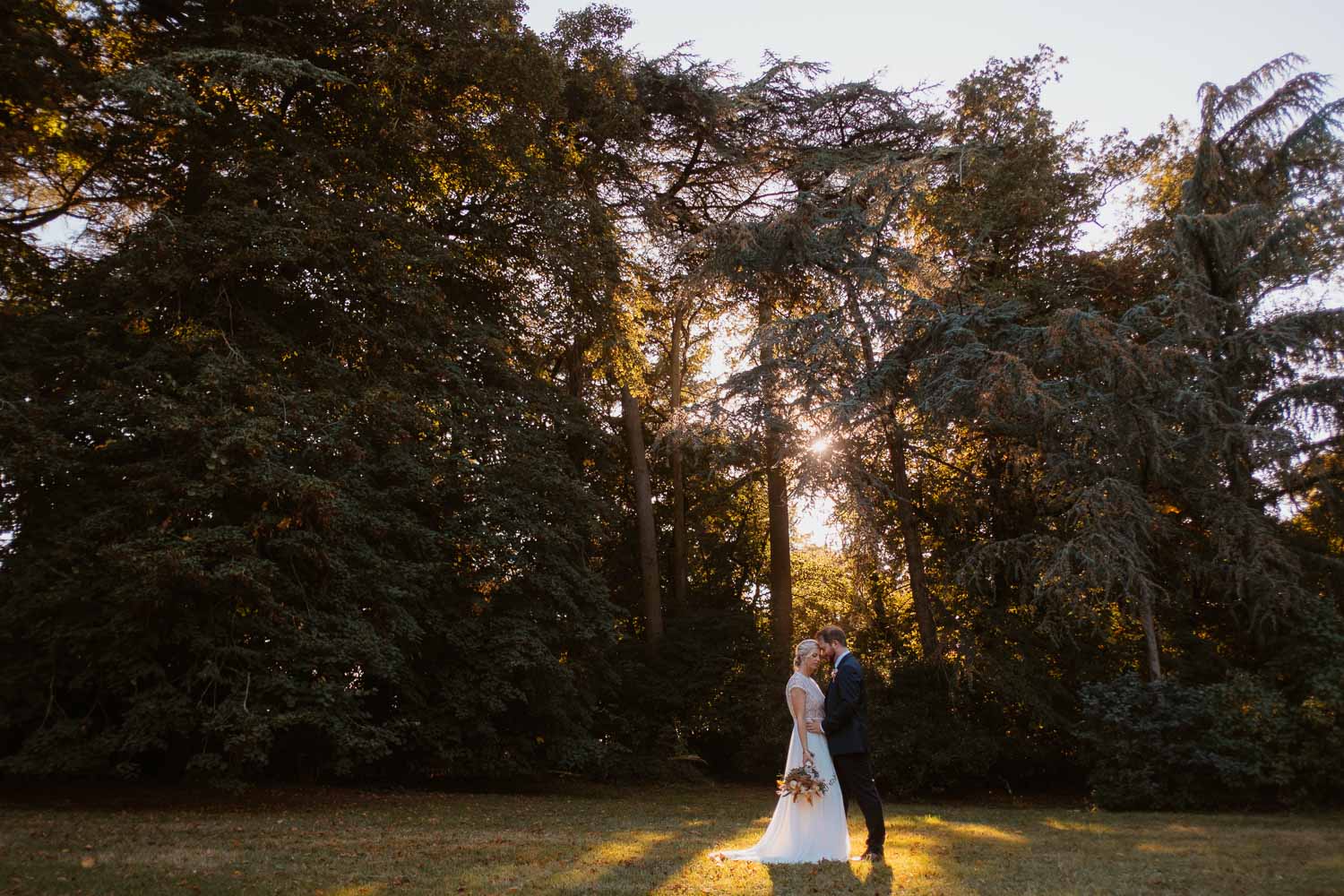 photo couple jeunes mariés lumière naturelle — Domaine de la Mazure Chapelle Basse Mer