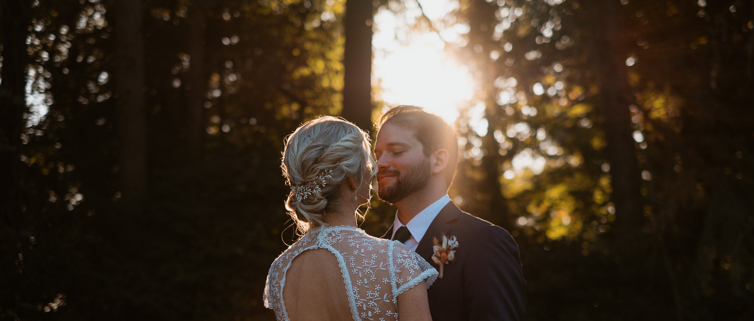 photo couple jeunes mariés lumière naturelle — Domaine de la Mazure Chapelle Basse Mer