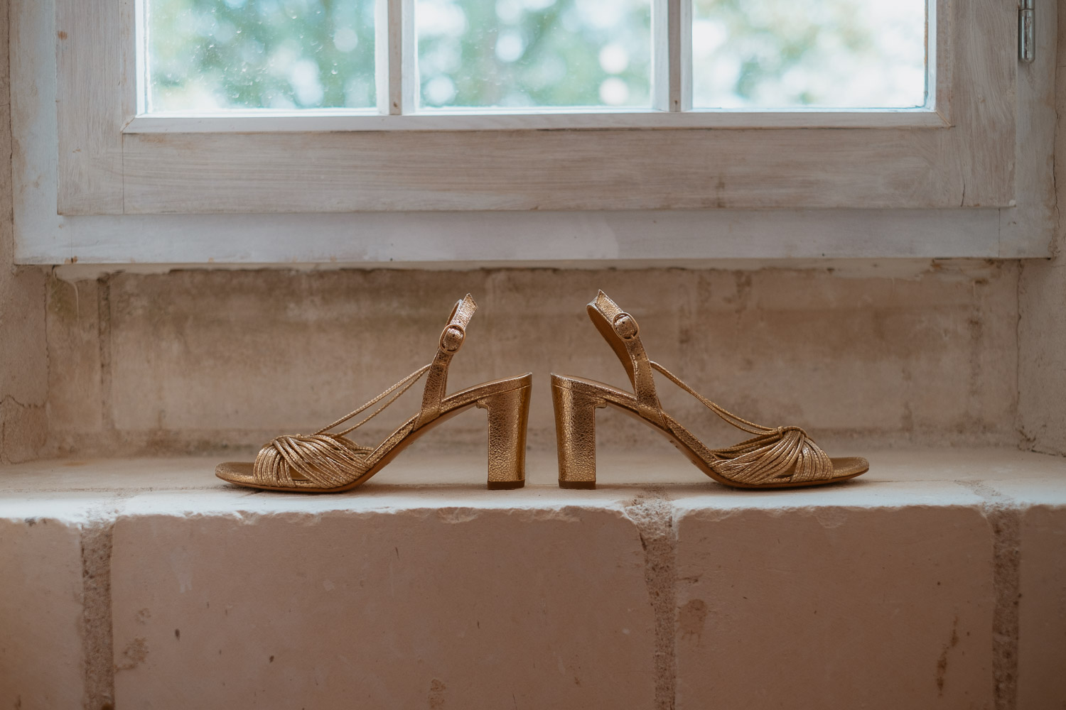 reportage photo préparatifs robe mariée — Château de Théon à Cozes