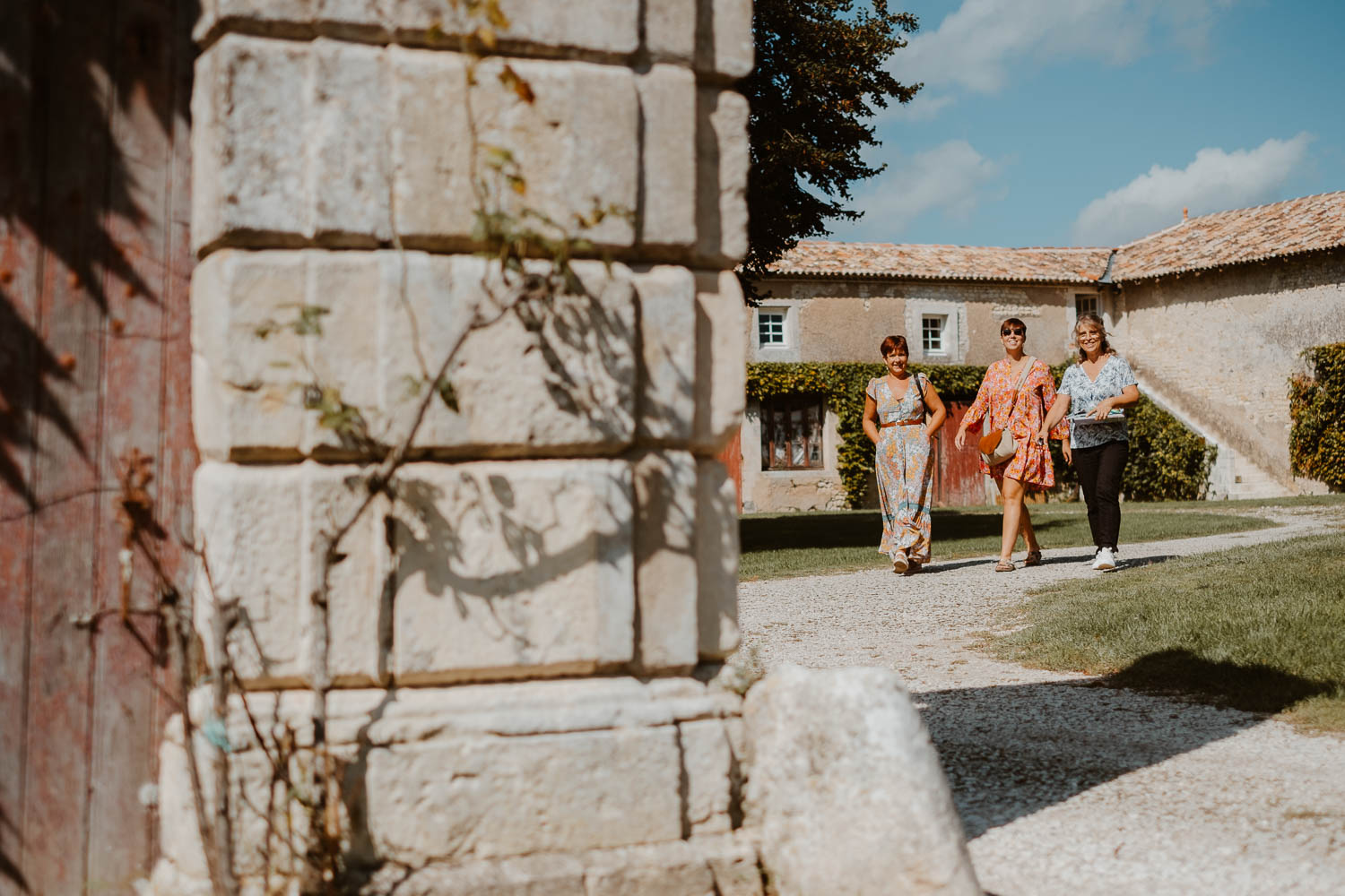 reportage photo lifestyle mariage été — Château de Théon à Cozes