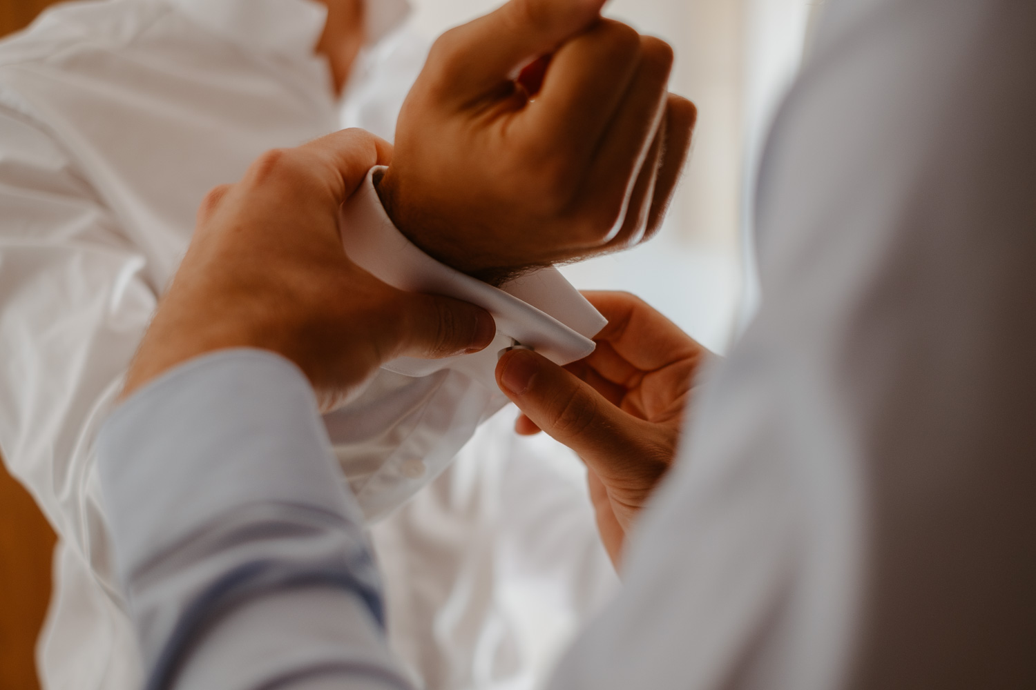 reportage photo préparatifs costume marié — Château de Théon à Cozes