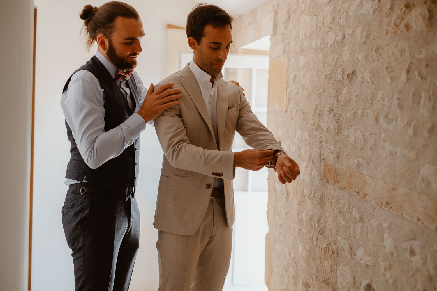 reportage photo préparatifs costume marié — Château de Théon à Cozes