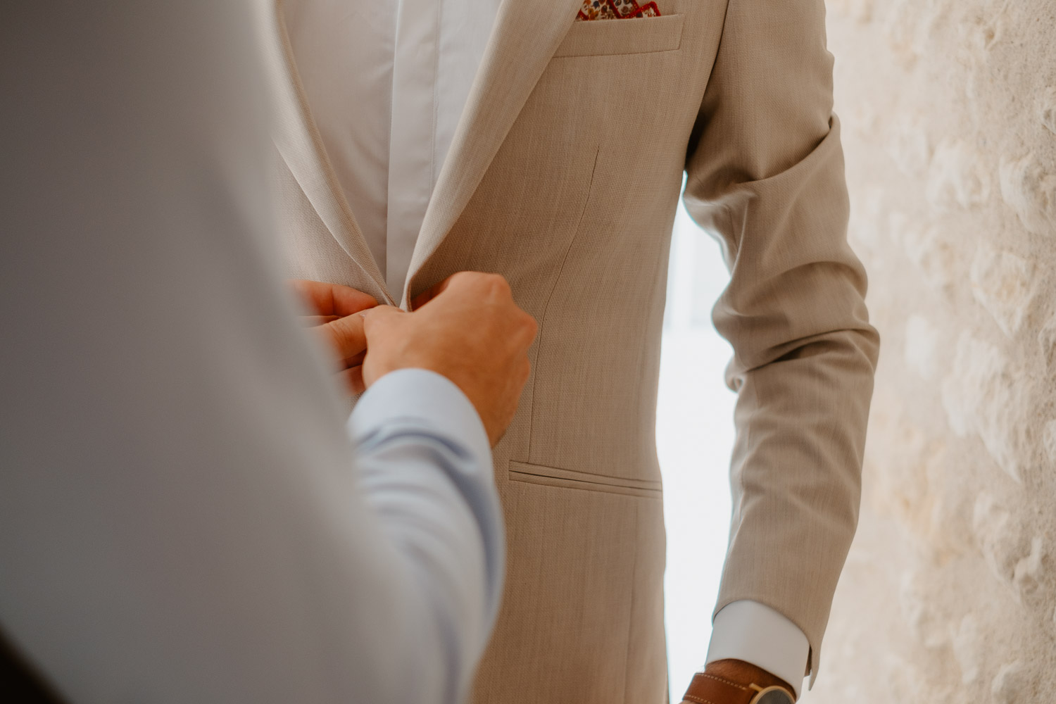 reportage photo préparatifs costume marié — Château de Théon à Cozes