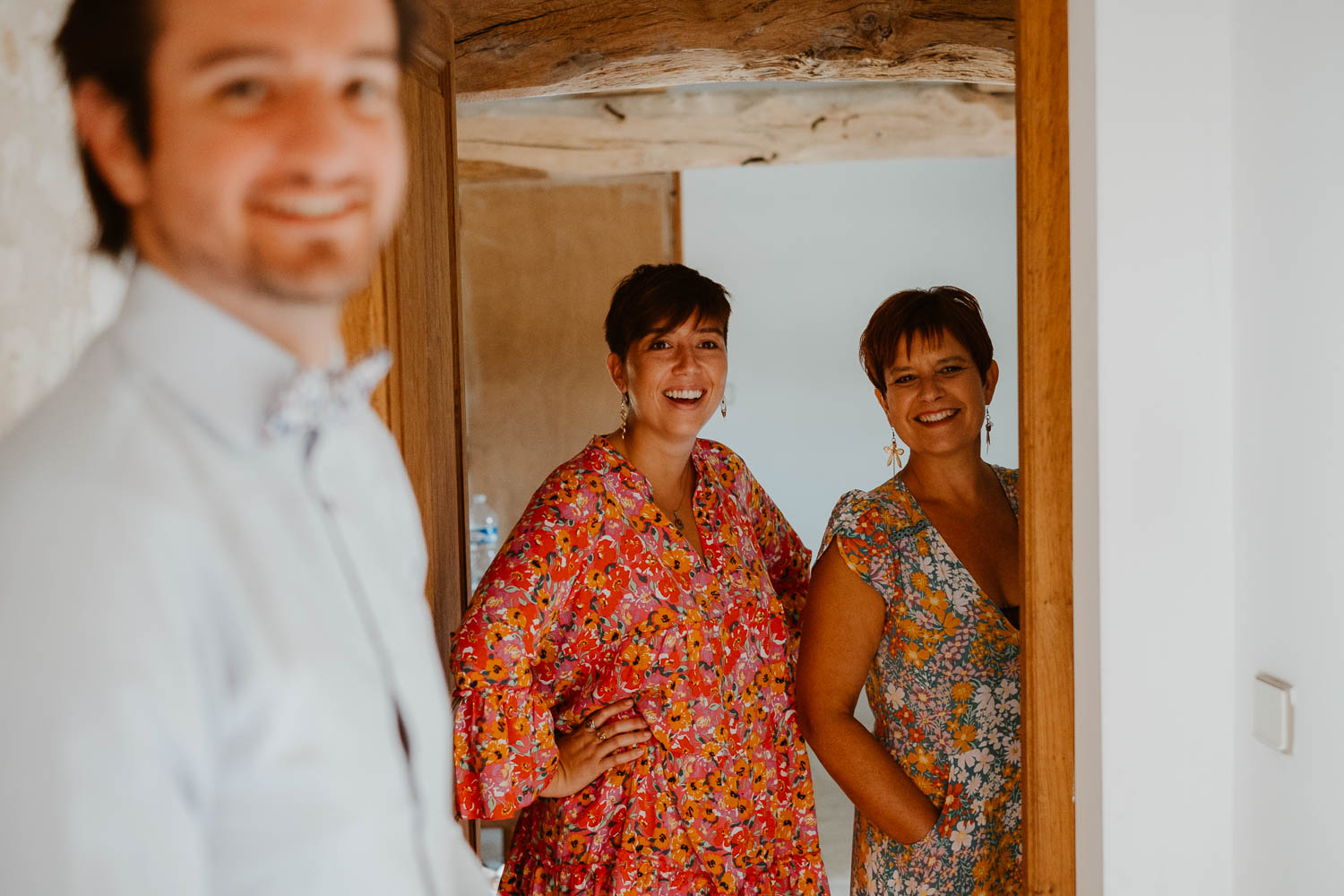 reportage photo préparatifs costume marié — Château de Théon à Cozes