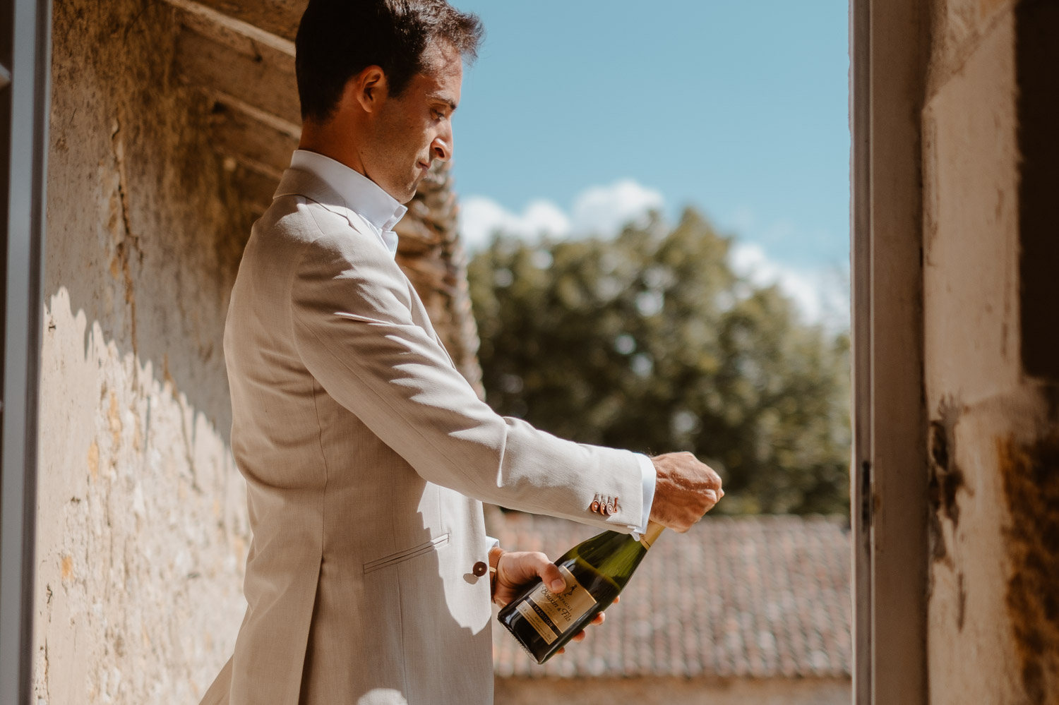 reportage photo préparatifs costume marié — Château de Théon à Cozes