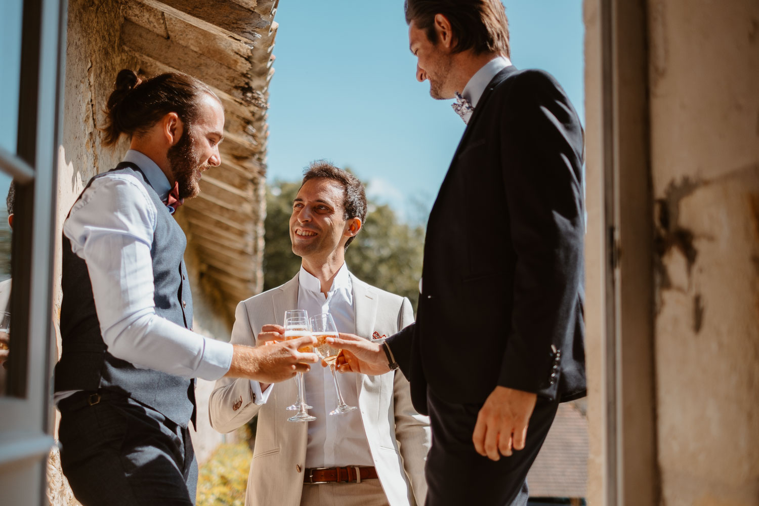 reportage photo préparatifs costume marié — Château de Théon à Cozes